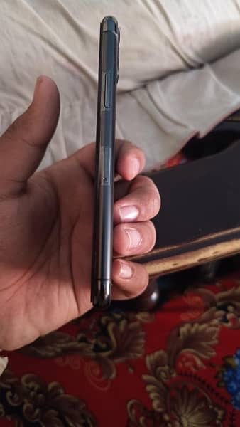 iPhone 11 Pro factory unlock but onic esim is working good condition 4
