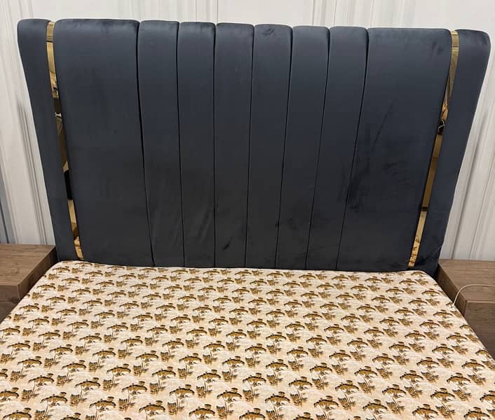 king Size Bed In Very Good Condition With Sethi Only No Mattress 2