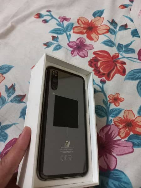Xiaomi Mi 9 SE PTA official Approved condition10/10 Without any issues 9