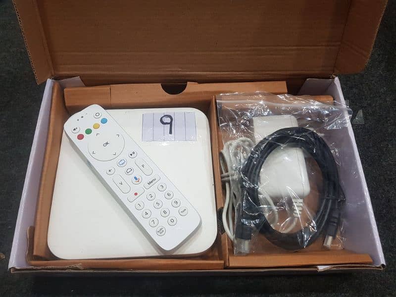 etisalat Android TV box with original voice remote 0