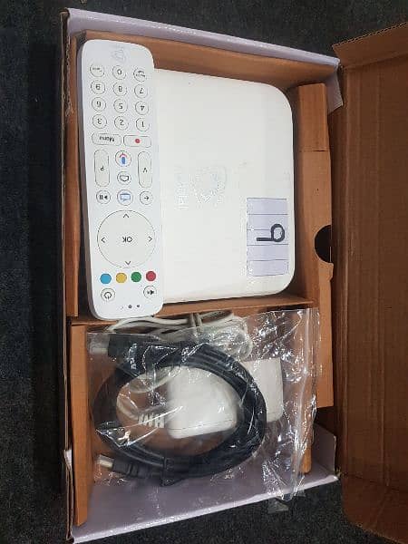 etisalat Android TV box with original voice remote 1