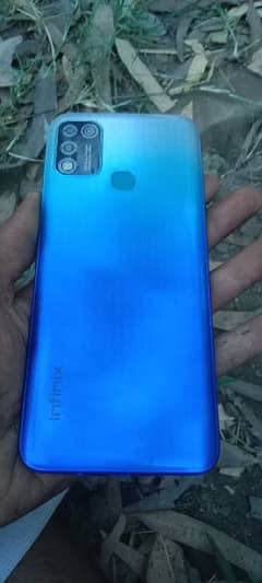 infinix hot 10 play 4/64 with box charger