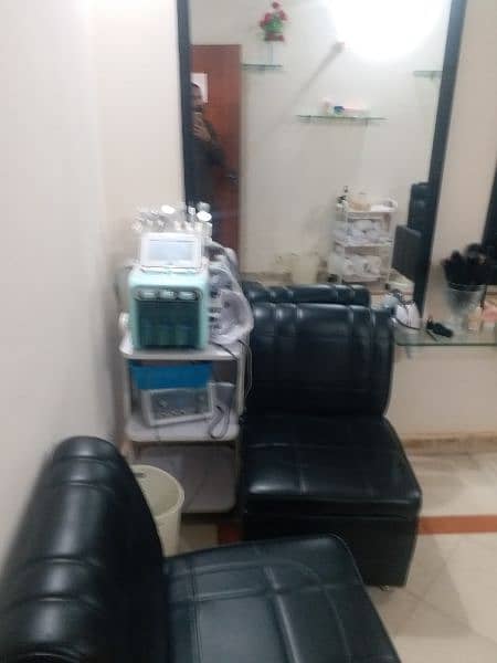 running ladies salon for sale / profitable business in lahore 1
