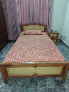 single bed with side tabe