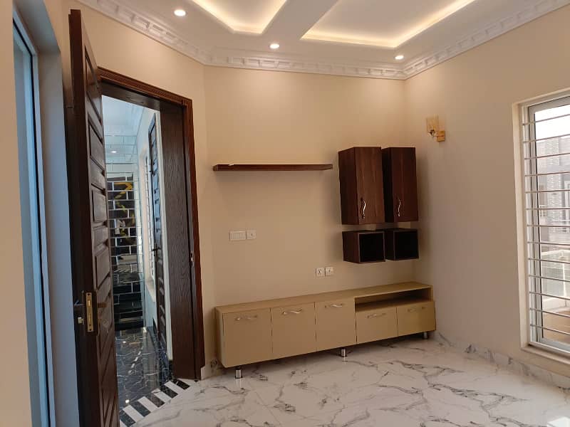 10 Marla brand new full house available for rent near to park bahria town Lahore 1