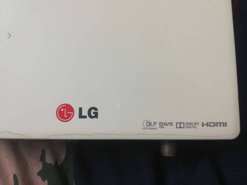 LG HD mini/pocket projector 7