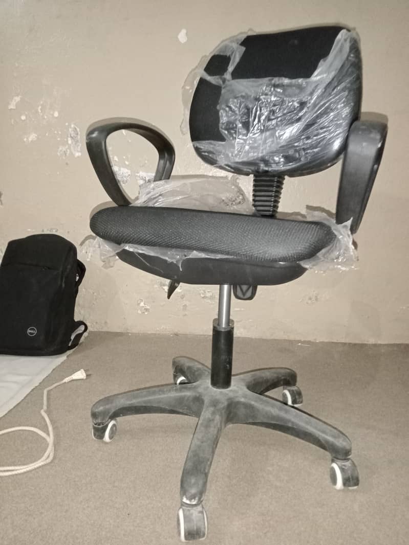 "Comfort and Productivity: Executive Office computer Chair for Sale" 0