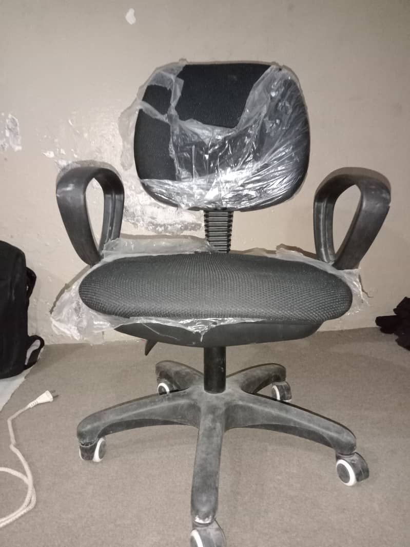 "Comfort and Productivity: Executive Office computer Chair for Sale" 2