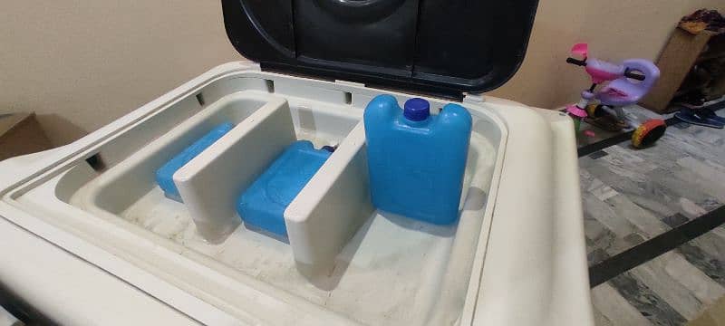 Air cooler with plastic jell bottles 5