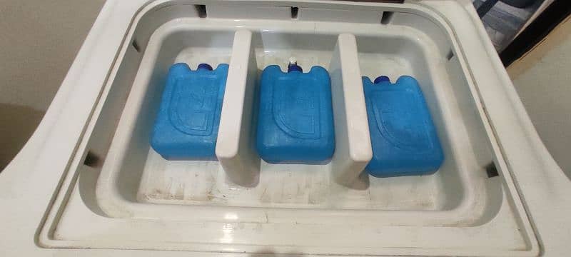 Air cooler with plastic jell bottles 7