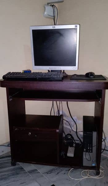 desktop computer with computer table.  contact 03365367326 2