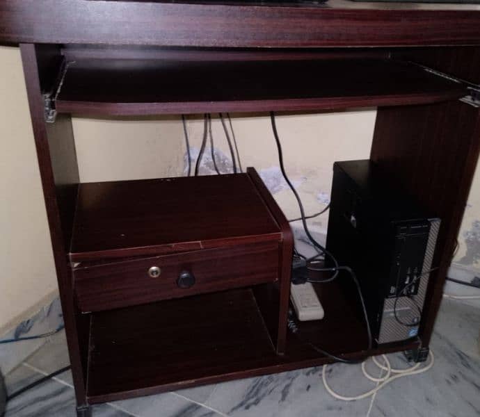 desktop computer with computer table.  contact 03365367326 3