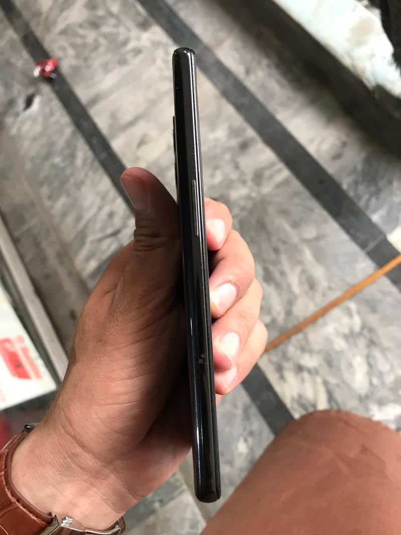 One Plus 9 5g in 9/10 condition 3