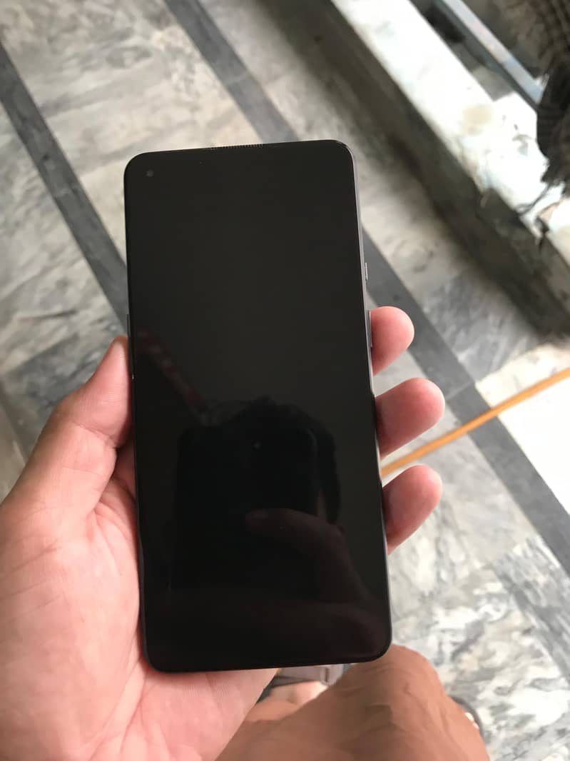 One Plus 9 5g in 9/10 condition 8
