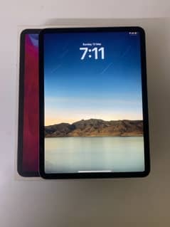 (glass cracked) iPad Pro 11 2020 256GB with Original Box iphone