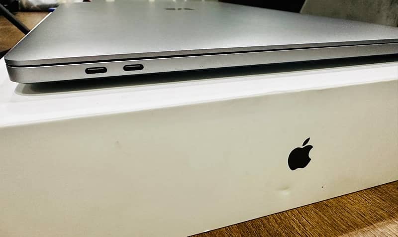 MacBook Pro 16" 2019 (top of line 2019) - 2TB SSD / 64GB RAM / 8G GPU 10