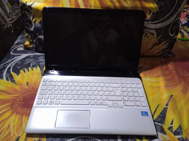 Core I5 6 GB ram White laptop 1