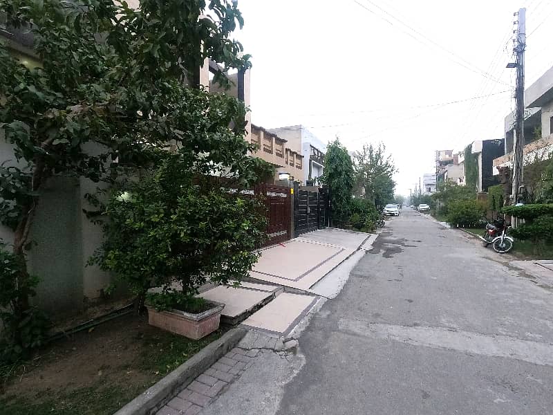 A Stunning House Is Up For Grabs In P & D Housing Society - Block B1 Lahore 3