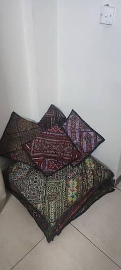 4  cushions big and 6 samll size with filling