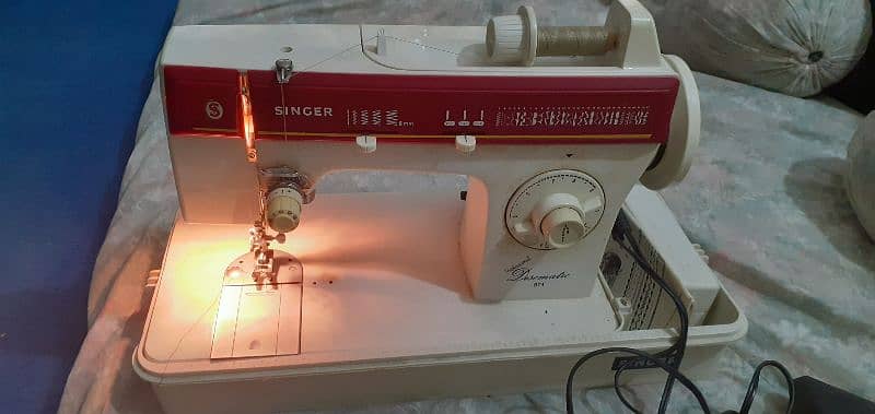 Singer Discmatic 794 sewing and embroidary machine. 0