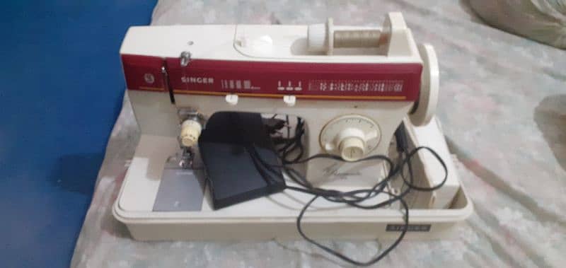 Singer Discmatic 794 sewing and embroidary machine. 1