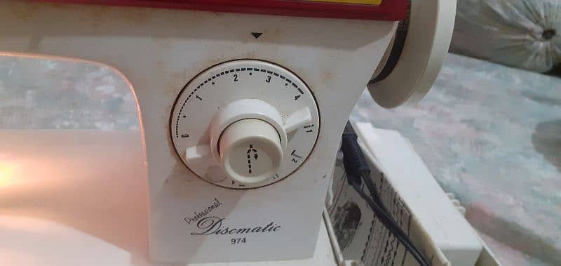 Singer Discmatic 794 sewing and embroidary machine. 3