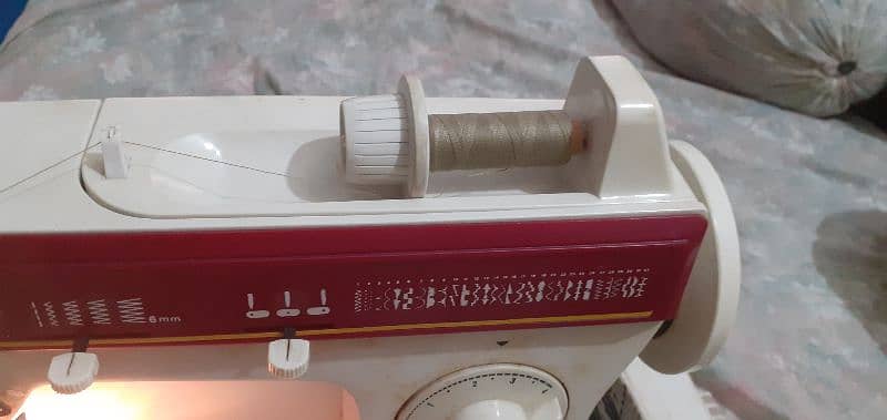 Singer Discmatic 794 sewing and embroidary machine. 4