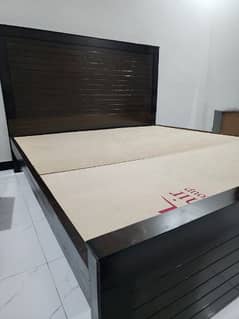 BED,MATTRESS,DRESSING TABLE