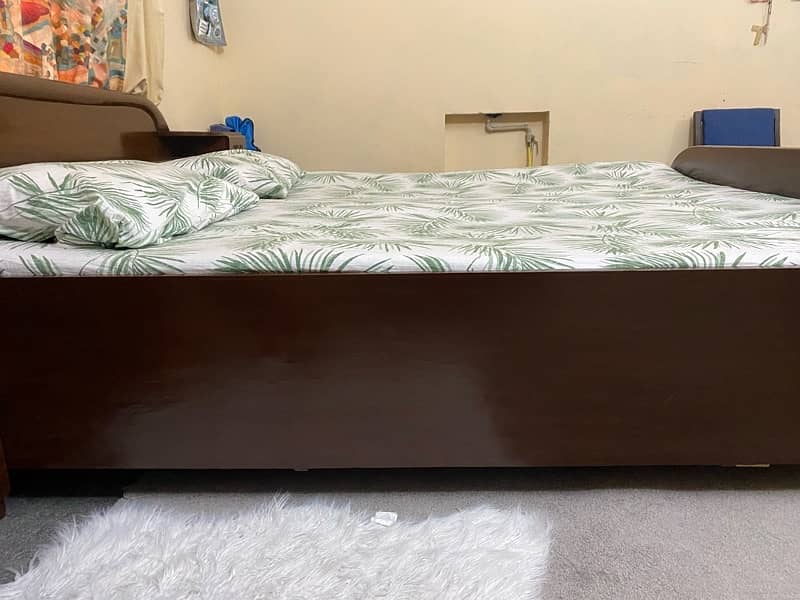 Queen size bed 5