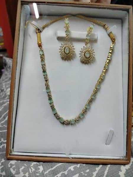 earrings and necklace new condition 7