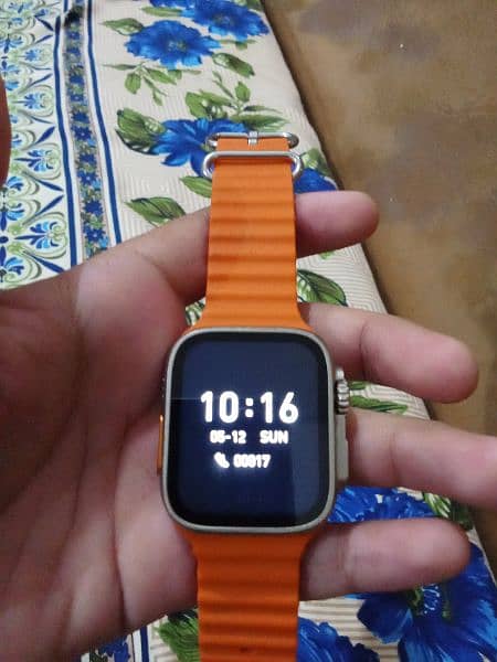 Smart watch Apple company with charger 2