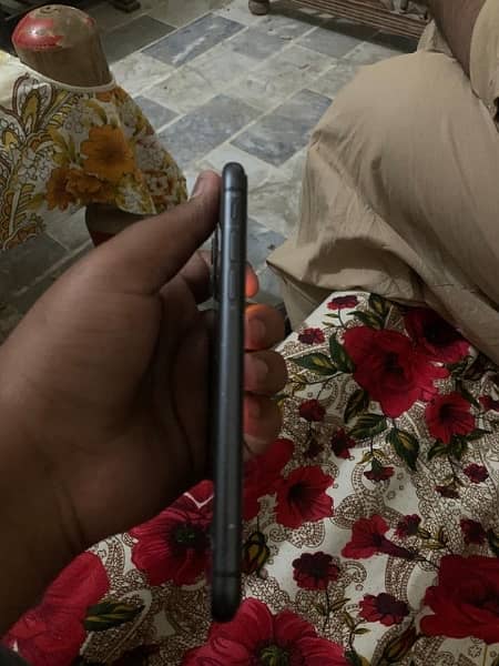 iPhone 11 64 GB for box Factory lock non pta only back break with box 2