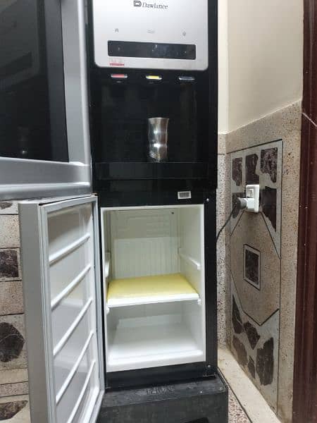 Water Dispenser with refrigerator. 2