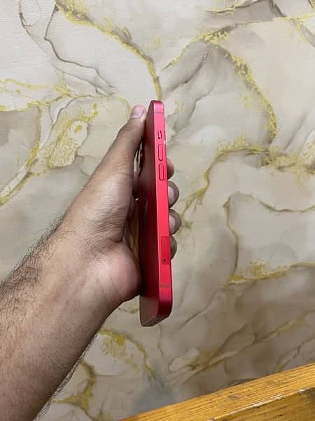 iPhone 13 (red) 3