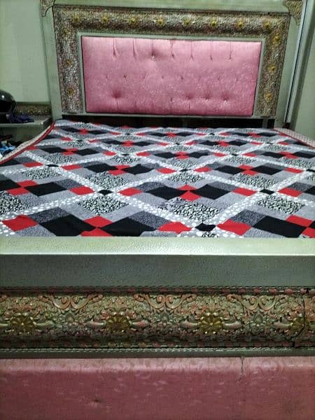 Iron complete bed set King size. Just Like New. Strong build quality 0