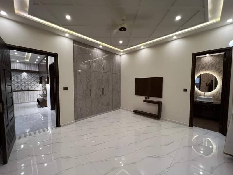 9 MARLA LUXURY HOUSE FOR SALE IN ABDULLAH GARDEN AYESHA BLOCK EAST CANAL ROAD FAISALABAD 0