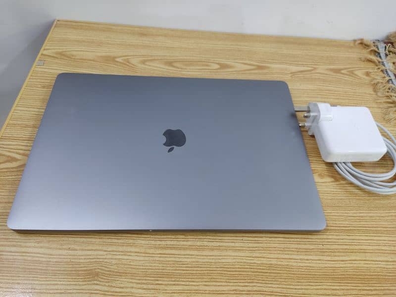 MacBook pro 2019 16" 0