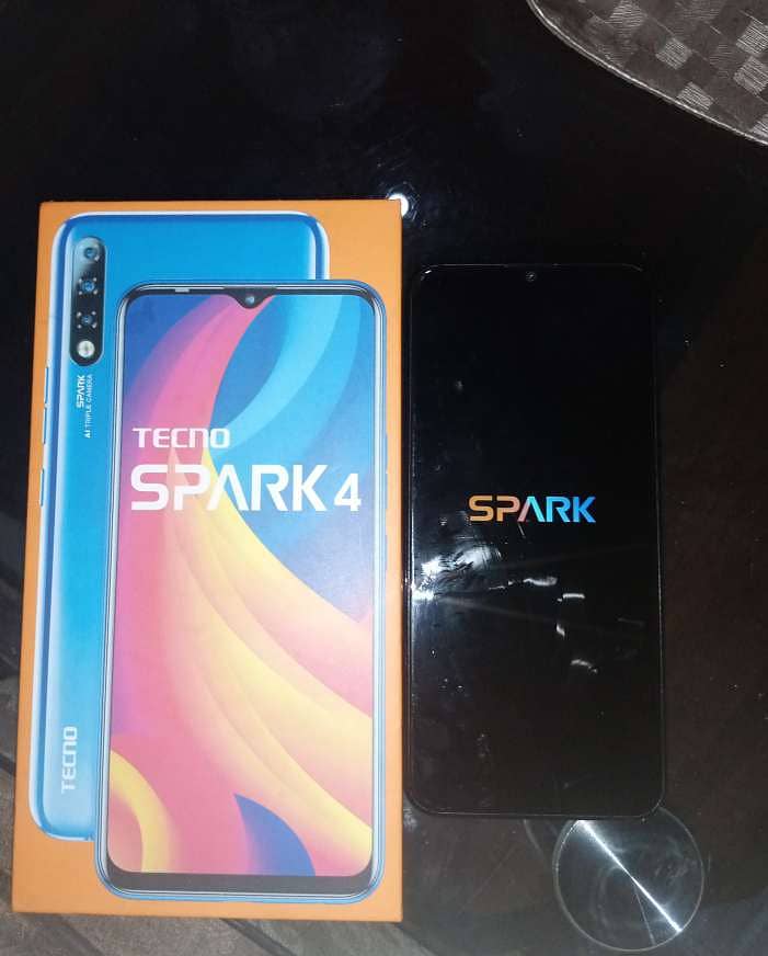 Tecno spark 4 4/64 with box charger 0
