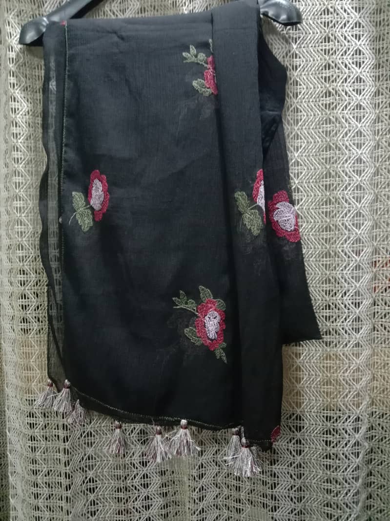 Lawn embroidered dress with chiffon embroidered dupatta 2