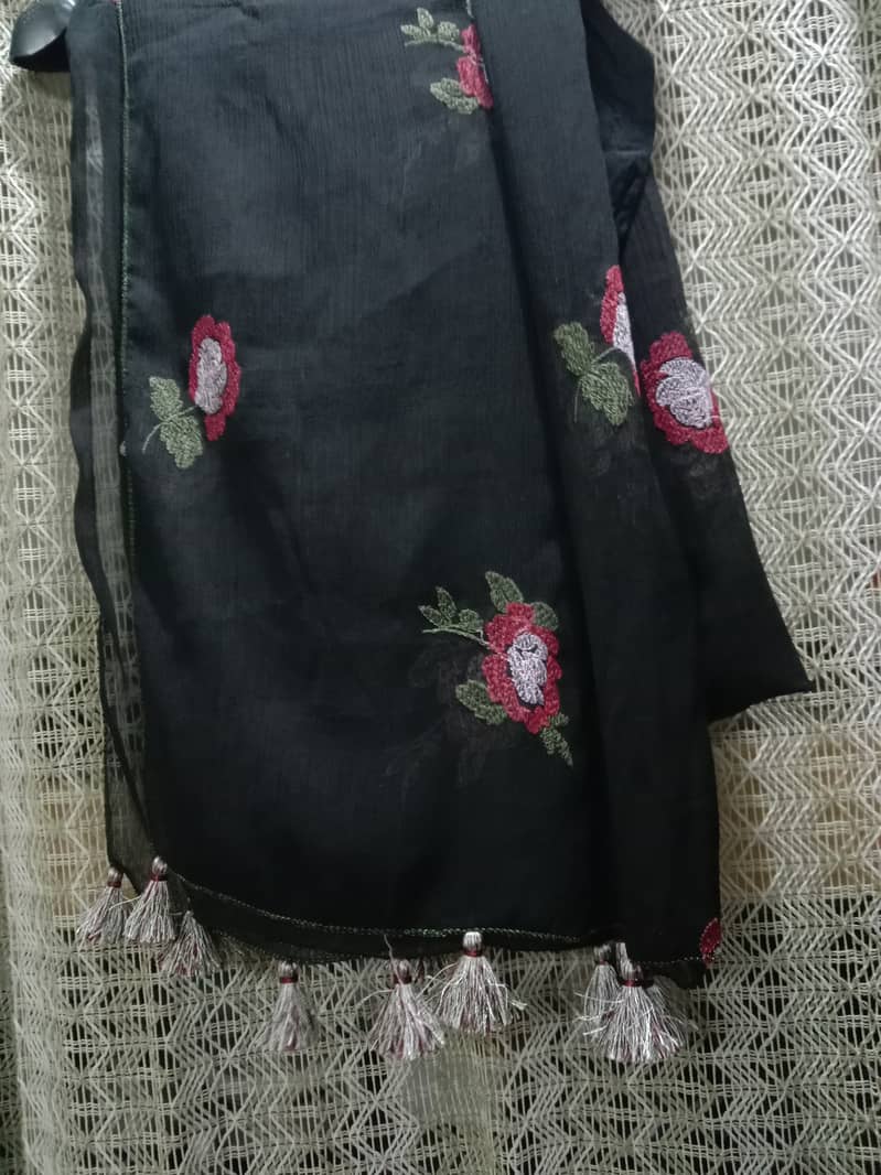 Lawn embroidered dress with chiffon embroidered dupatta 3