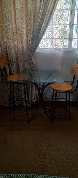 dinning table and 2 chairs 4