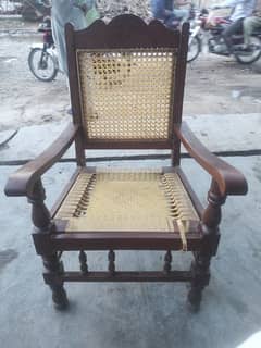 4 Chair 1 chair 1100 ki Sale Belkul new H Porani Lakri ki h