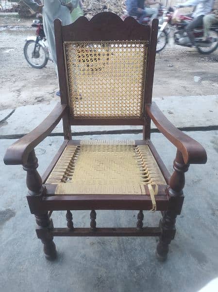 4 Chair 1 chair 1100 ki Sale Belkul new H Porani Lakri ki h 0