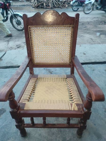 4 Chair 1 chair 1100 ki Sale Belkul new H Porani Lakri ki h 1