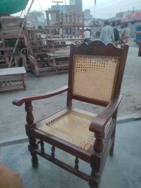 4 Chair 1 chair 1100 ki Sale Belkul new H Porani Lakri ki h 2