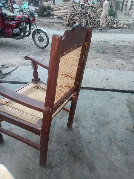 4 Chair 1 chair 1100 ki Sale Belkul new H Porani Lakri ki h 3