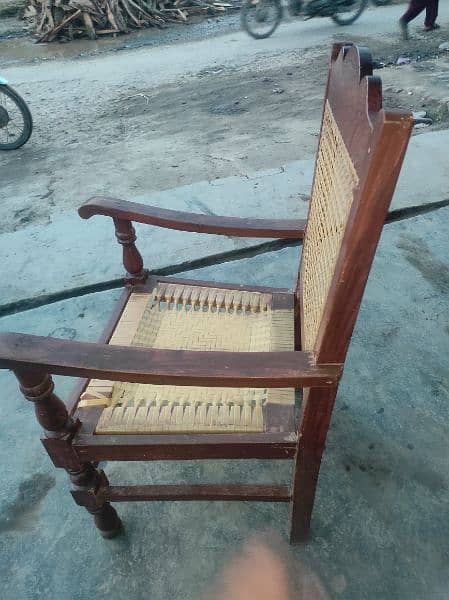 4 Chair 1 chair 1100 ki Sale Belkul new H Porani Lakri ki h 4