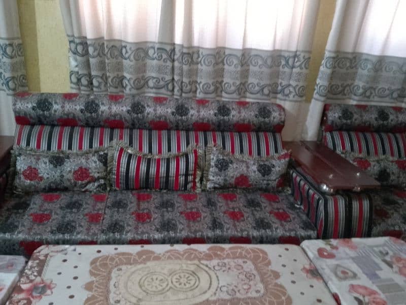 5 seater fancy sofas. 2 set of sofas 10/10 condition 5