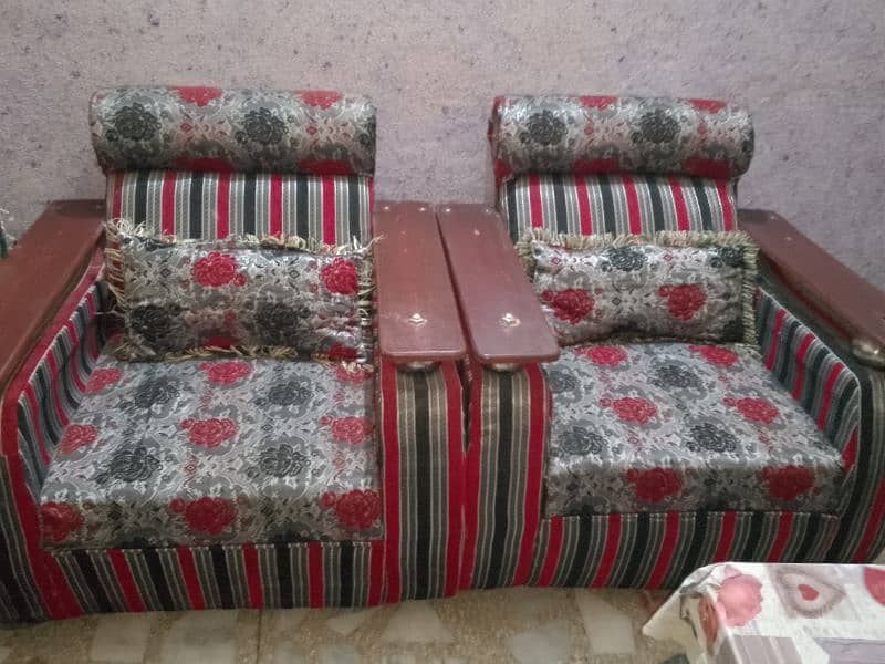 5 seater fancy sofas. 2 set of sofas 10/10 condition 6