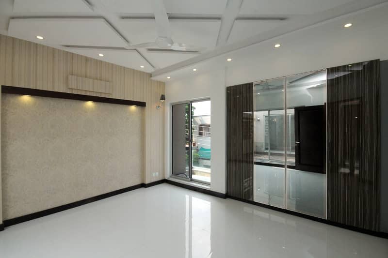 10 Marla Lavish Upper Portion Available For Rent In DHA Phase 8 Air Avenue Hot Location 4